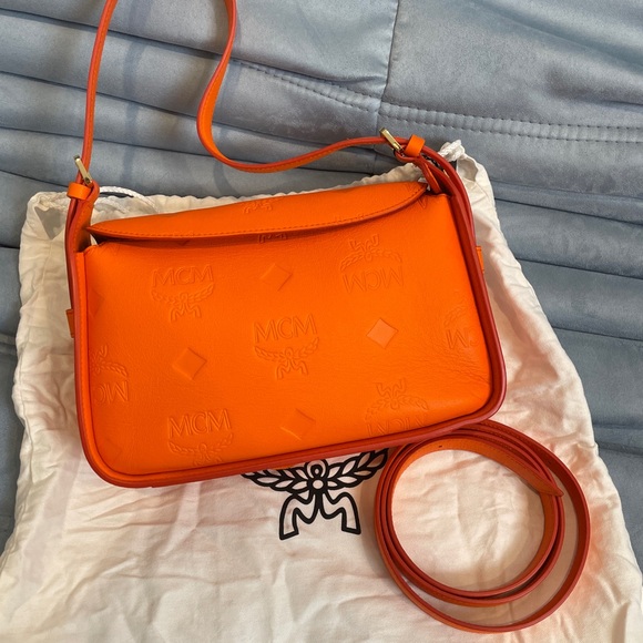 Mcm AREN FLAP HOBO BAG IN EMBOSSED MONOGRAM LEATHER - Picture 6 of 11